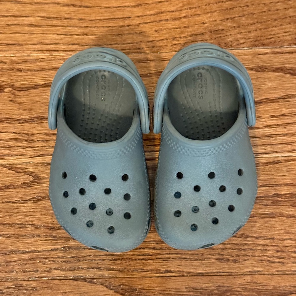 CROCS size 5 Child (Color:Grey) - Picture 2 of 5